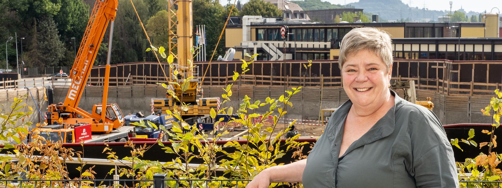 Noch ist neben dem Shopping Center Opkorn eine Baugrube. Bürgermeisterin Christiane Brassel-Rausch erklärt warum die Stadt hier 80 Wohnungen gekauft hat.