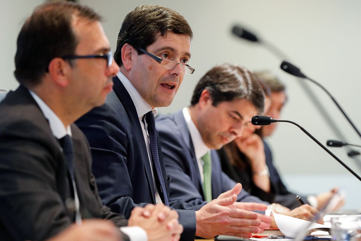 O presidente do Conselho de Administração Executivo do Novo Banco, António Ramalho (2E), intervém durante a apresentação de resultados de 2017 do Grupo Novo Banco, em Lisboa, 28 de março de 2018. JOÃO RELVAS/LUSA