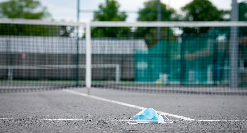 Eine Wegwerfschutzmaske liegt auf einem gesperrten Tennisplatz/ Sport, 2020 / 03.05.2020 /Sportplaetze während der Corona-Zeit / TC Lorentzweiler, Lorentzweiler /Foto: Ben Majerus