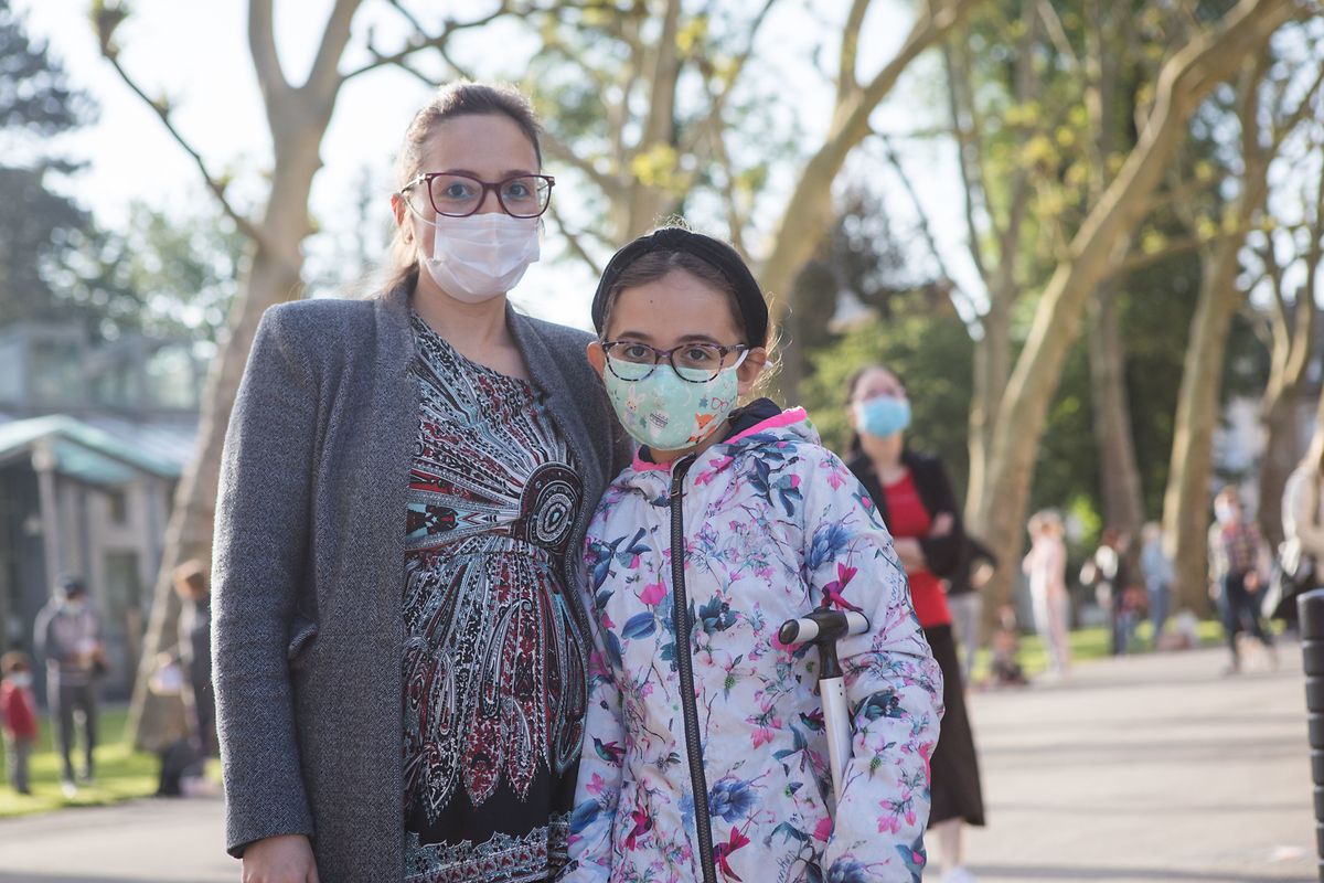 Etwas mulmig ist Mutter Marta zumute, ihre Tochter Lea freut sich aber auf den Schulanfang.