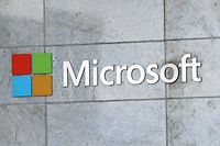 ARCHIV - 25.01.2021, USA, Bellevue: Das Microsoft-Logo ist am Firmengebäude in Bellevue zu sehen. (Zu dpa "Medien: Zehntausende E-Mail-Server wegen Microsoft-Lücke gehackt") Foto: Toby Scott/SOPA Images via ZUMA Wire/dpa +++ dpa-Bildfunk +++