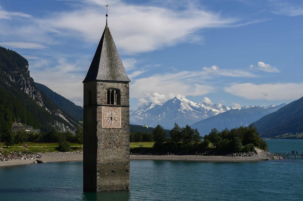 Der Kirchturm von Graun, so wie viele Touristen ihn kennen.