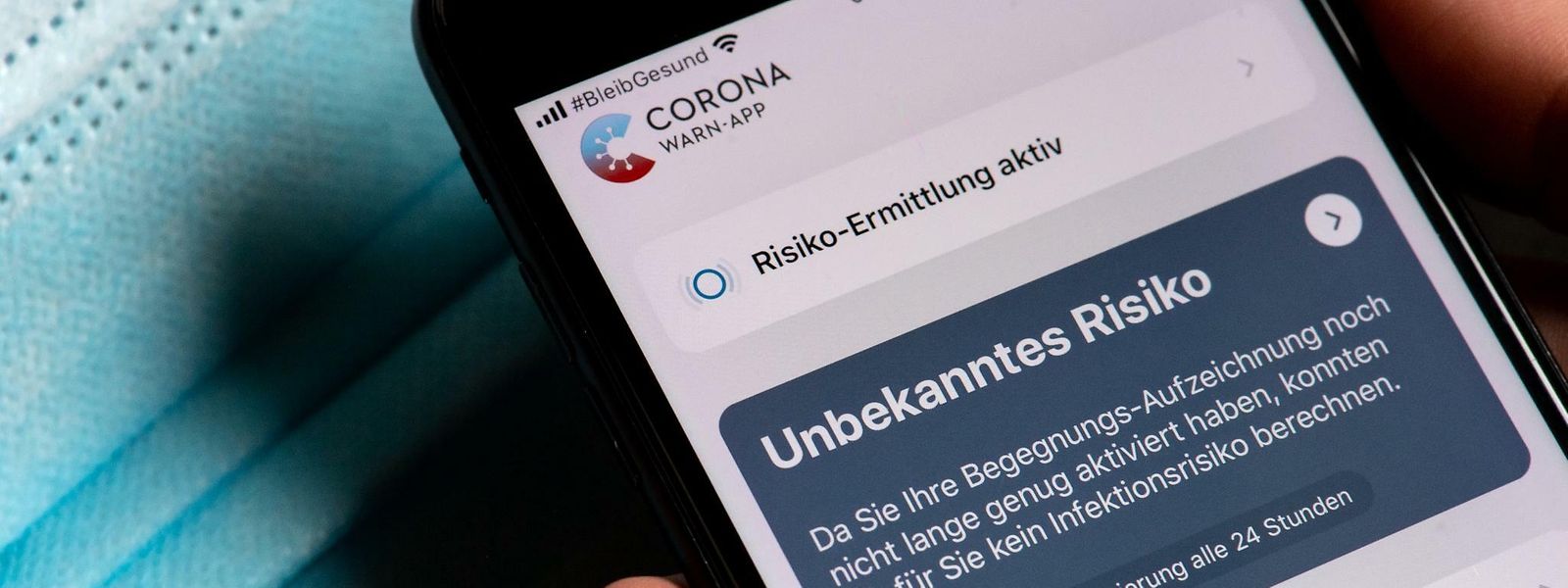 Selon l'éditeur de l'application «Corona warn-app», les coordonnées de l'utilisateur ne sont pas stockées de manière centralisée, mais uniquement sur les smartphones