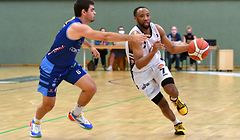 Milles Jackson-Cartwright, en blanc, Basket Esch, et Yann Besch , AB Contern. Basketball : Basket Esch - AB Contern, Total League. Centre Omnisports Henri Schmitz, Esch-sur-Alzette. Foto : Stéphane Guillaume