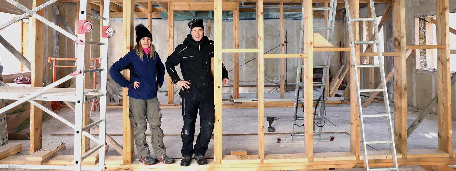 Antoine Persoons (43) und Tessy Eiffener (46) wollen im Sommer in ihr neues Zuhause einziehen, die Arbeiten dürften dann aller Voraussicht nach jedoch noch nicht komplett abgeschlossen sein.