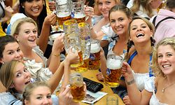 ARCHIV - 18.09.2010, Bayern, München: Junge Frauen trinken in einem Festzelt auf dem Oktoberfest Bier. Foto: picture alliance / dpa +++ dpa-Bildfunk +++