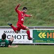 Dylan Lempereur (FC Differdingen 03 #21) im Zweikampf mit Michael Monteiro (Mondorf #60)/ Fussball BGL Ligue Luxemburg, 14. Spieltag, Saison 2019-2020 / 23.02.2020 /US Mondorf-les-Bains - FC Differdingen 03 / Stade John Gruen, Mondorf /Foto: Ben Majerus