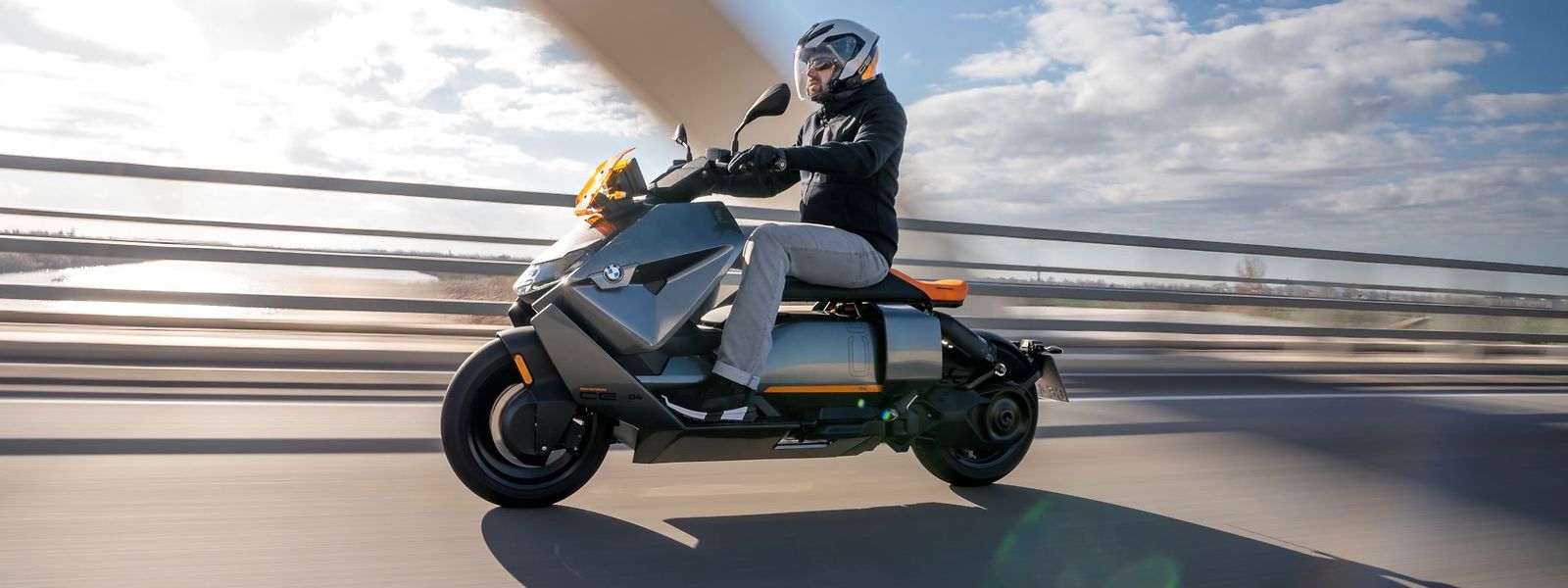 Gegen Aufpreis gibt es den bis zu 120 Stundenkilometer schnellen E-Scooter von BMW auch im Farbton Magellangrau metallic.