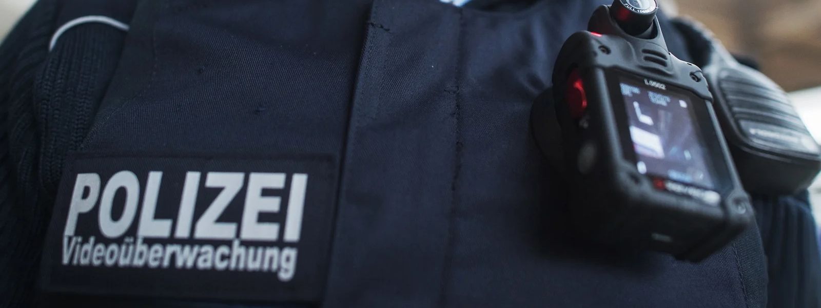 Seit 2013 gibt es in Deutschland Pilotprojekte zum polizeilichen Einsatz von Bodycams. Im Saarland wird seit 2018 auf ein Modell gesetzt, das dem polizeilichen Gegenüber auch das Aufnahmebild zeigt. 