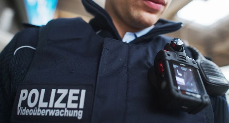 Seit 2013 gibt es in Deutschland Pilotprojekte zum polizeilichen Einsatz von Bodycams. Im Saarland wird seit 2018 auf ein Modell gesetzt, das dem polizeilichen Gegenüber auch das Aufnahmebild zeigt. 