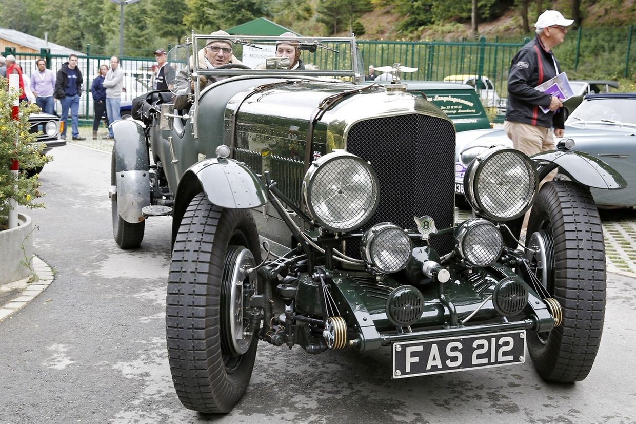 Fachsimpeln über die Autokostbarkeiten: Die Oldtimer-Tour zeigt nicht nur Raritäten, sondern ist auch der Anlaufpunkt für die Experten. 