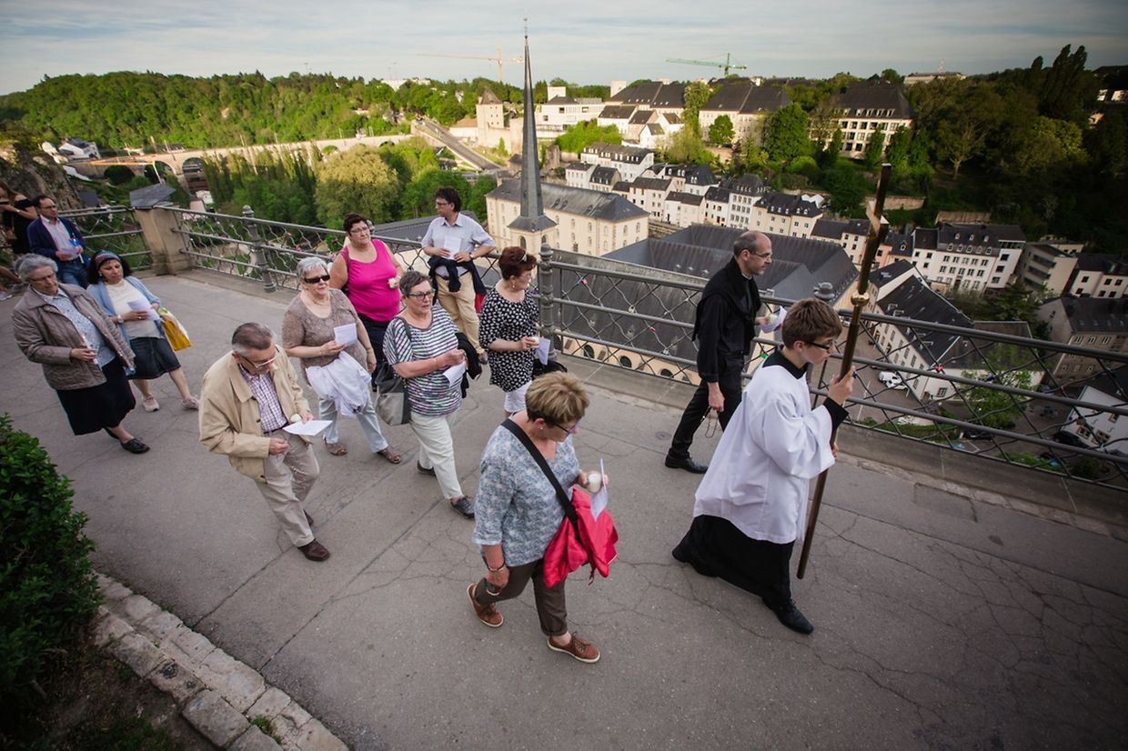 Lichterprozession von der Kirche St.-Michel, über die “Corniche“, zur Kathedrale mit Andacht und eucharistischem Segen 