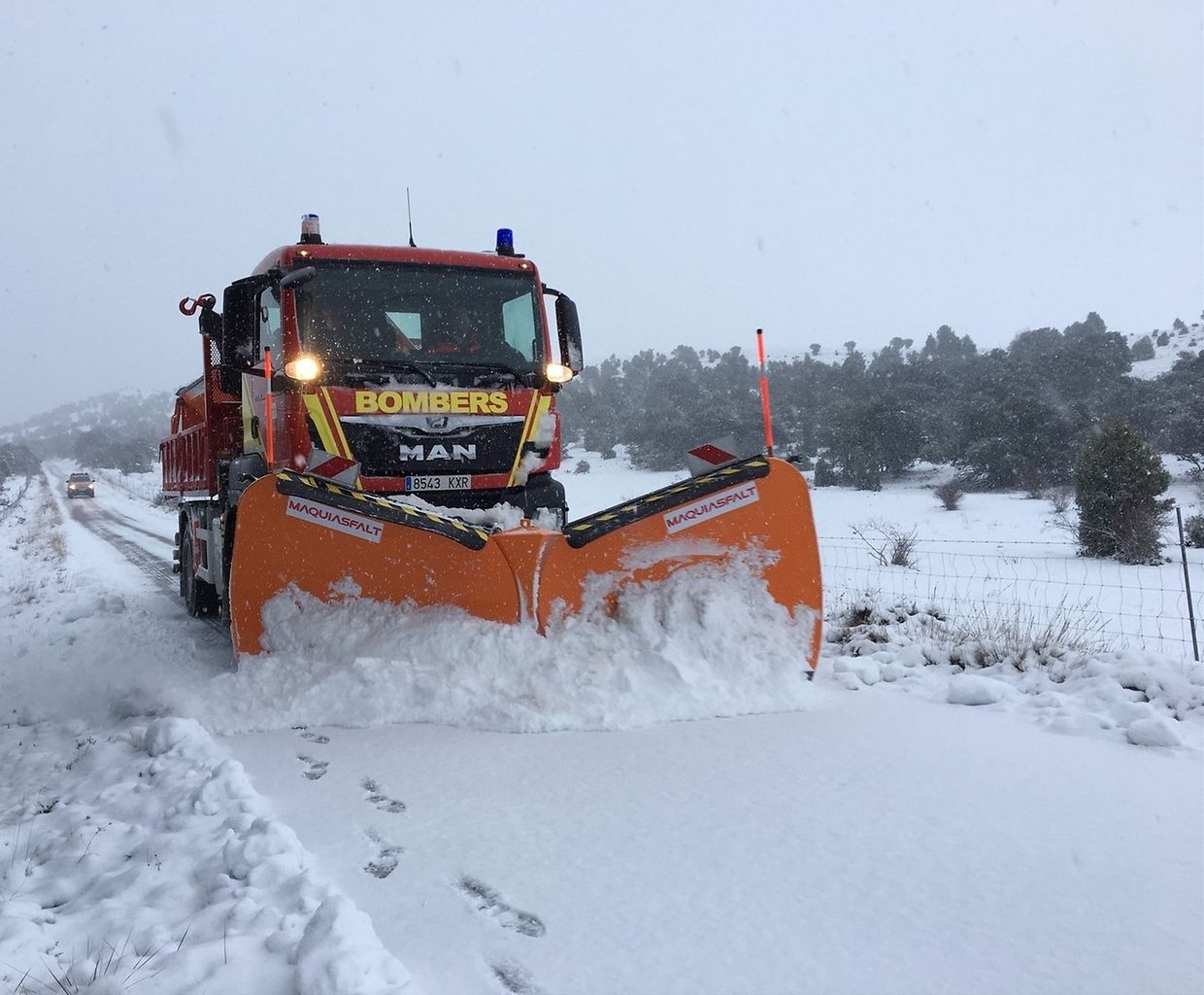 Ein Schneepflug der Feuerwehr im Einsatz in Morella in der Provinz Castellón.