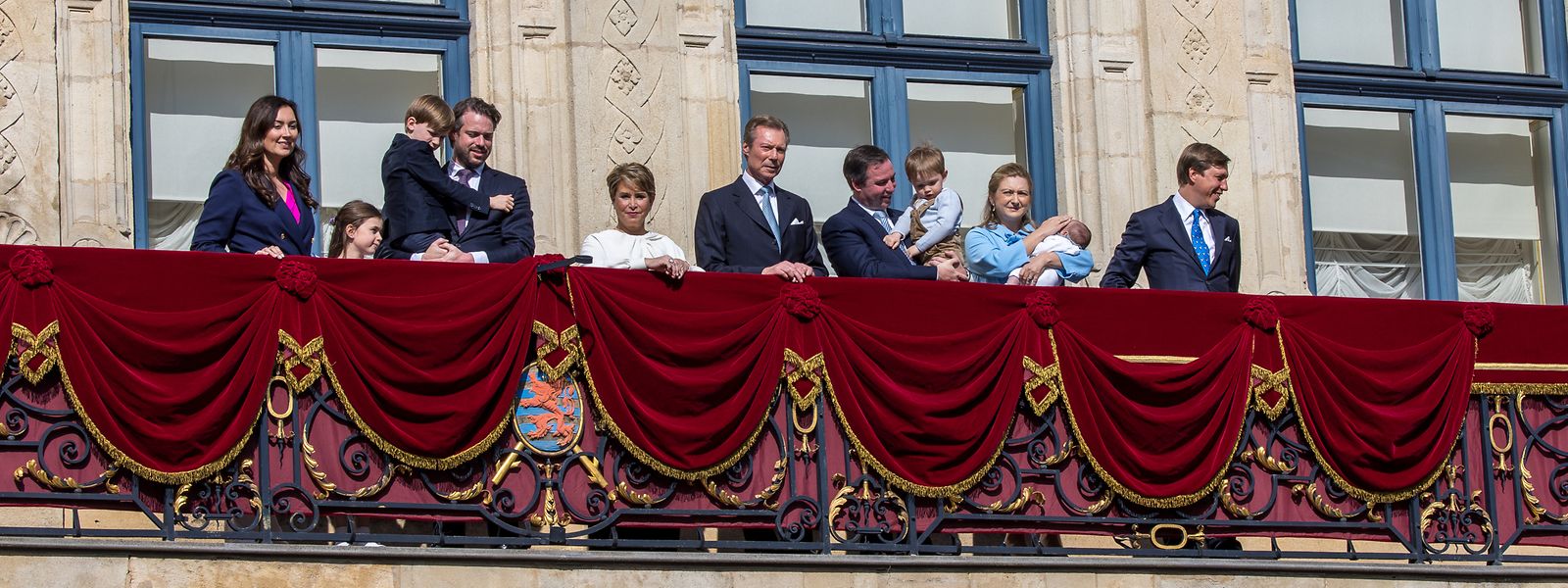 Die großherzogliche Familie auf dem Balkon des Palais.