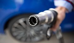 15.05.2019, Baden-Württemberg, Sindelfingen: Ulrich Müller zeigt neben seinem Erdgasauto Audi g-tron den Zapfhahn einer Erdgas-Tanksäule. (zu dpa-Story: «Zauberformel E-Fuels: Wie alle Autos klimaneutral werden könnten» vom 04.07.2019) Foto: Marijan Murat/dpa +++ dpa-Bildfunk +++