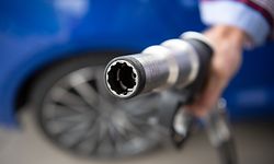 15.05.2019, Baden-Württemberg, Sindelfingen: Ulrich Müller zeigt neben seinem Erdgasauto Audi g-tron den Zapfhahn einer Erdgas-Tanksäule. (zu dpa-Story: «Zauberformel E-Fuels: Wie alle Autos klimaneutral werden könnten» vom 04.07.2019) Foto: Marijan Murat/dpa +++ dpa-Bildfunk +++