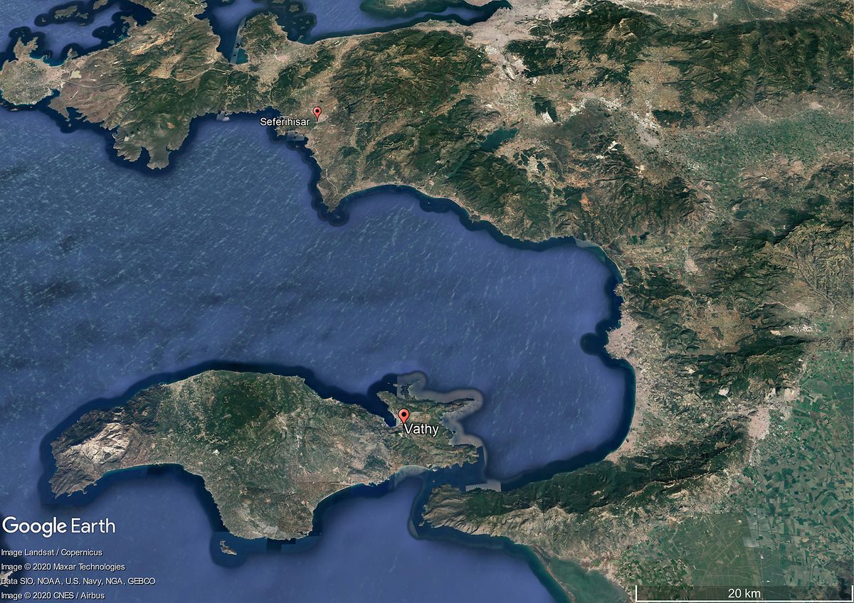 Die Ägäis vor Seferihisar in der türkischen Provinz Izmir - in der Mitte ist die griechische Insel Samos mit der Kleinstadt Vathy zu sehen. In der östlichen Ägäis hat es ein starkes Erdbeben gegeben. 