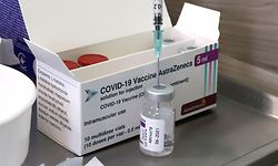 ARCHIV - 21.02.2021, Slowakei, Banska Bystrica: Eine Ampulle des Corona-Impfstoffs von AstraZeneca steht in einem Impfzentrum während der Impfkampagne für die Mitarbeiter im Bildungswesen neben einer angebrochenen Packung mit weiteren Ampullen. Nach dem Lieferstopp von Corona-Impfstoff aus der Europäischen Union will Australien gemeinsam mit anderen Ländern Druck auf Brüssel ausüben, um abgesprochene Dosen doch noch zu erhalten. (zu dpa «Impf-Protektionismus»: Australien sucht nach Lieferstopp Verbündete") Foto: Jan Kroölak/tasr/dpa +++ dpa-Bildfunk +++