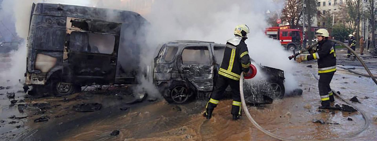Unter Einsatz ihres Lebens versuchen Feuerwehrleute in Kiew, brennende Autowracks zu löschen.