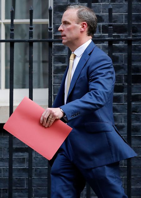 Der britische Außenminister Dominic Raab verlässt die 10 Downing Street in London.