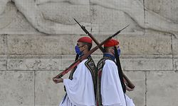 Wächter vor dem Denkmal des unbekannten Soldaten.