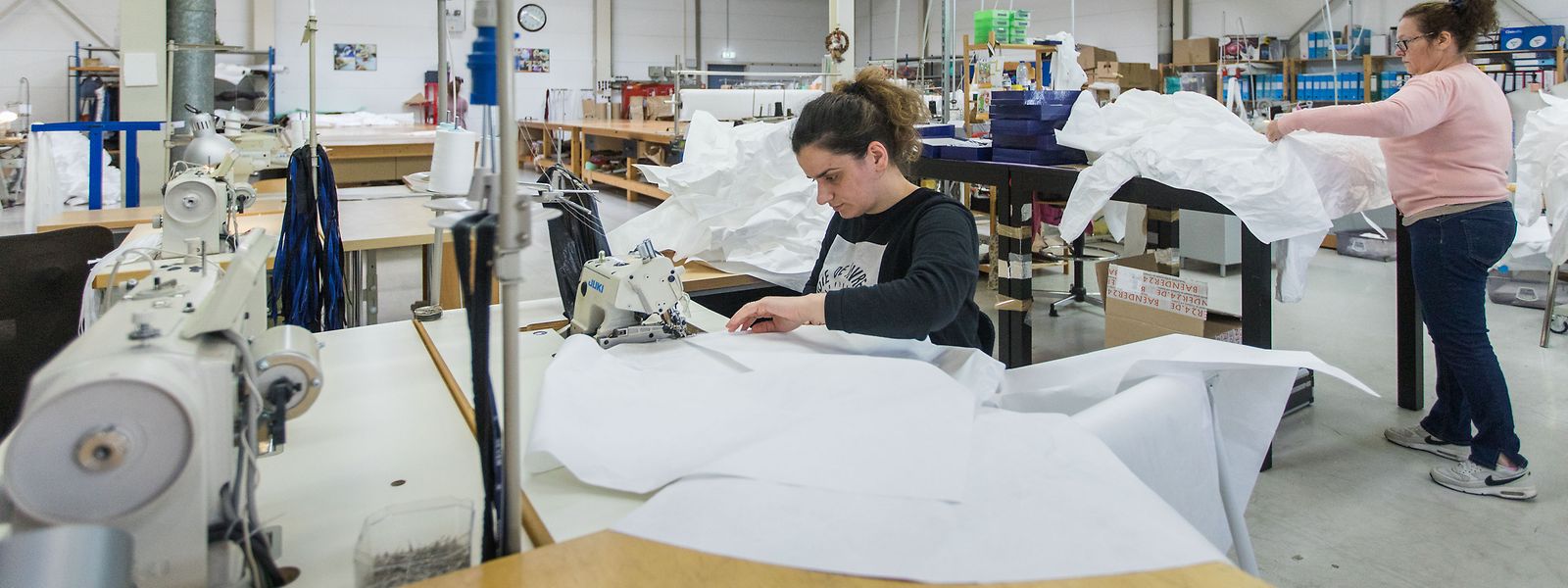 De 200 combinaisons en Tyvek par jour, la production dans l'atelier Eva Ferranti est passée à 500 unités. Le projet est financièrement bouclé. 
