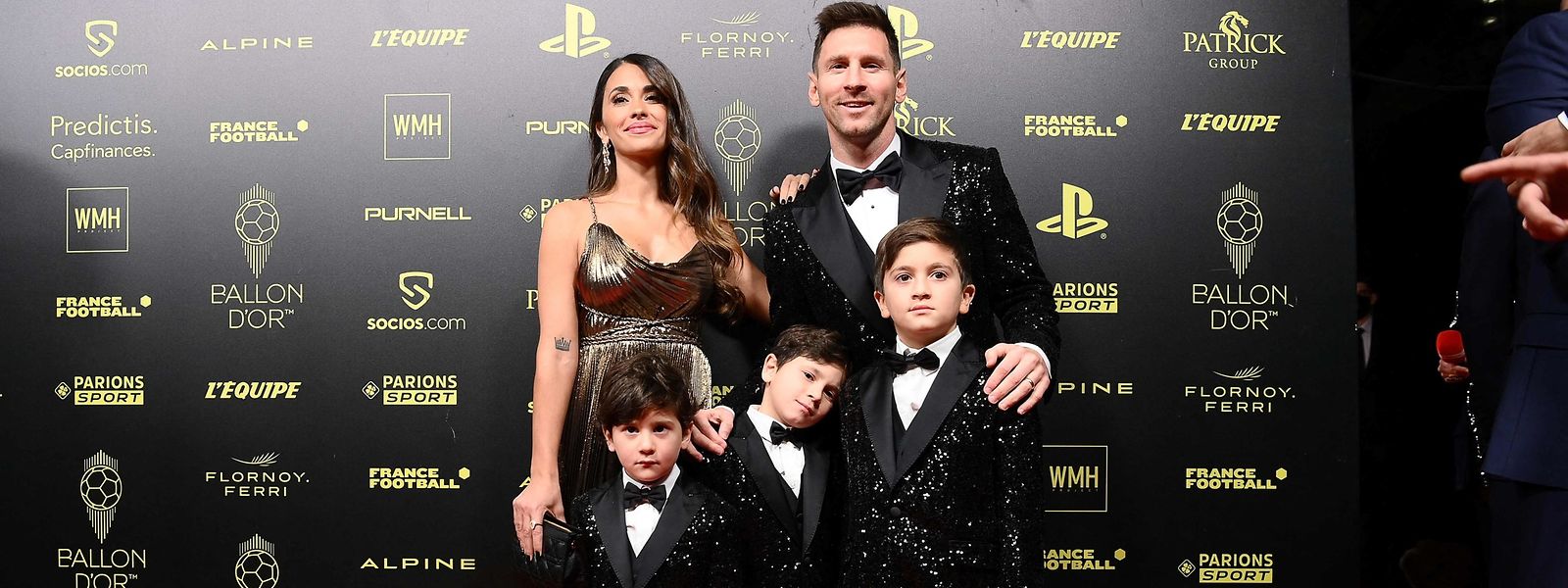 Lionel Messi posiert mit seiner Frau Antonela Roccuzzo und seinen Kindern Ciro, Mateo und Thiago (v.l.n.r).