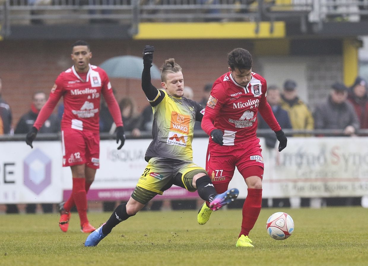 Im Derby in der BGL Ligue zwischen Niederkorn und Differdingen setzten sich die Gäste um Gonçalo Almeida (r.) mit 2:1 gegen die Lokalelf um Sébastien Thill durch.