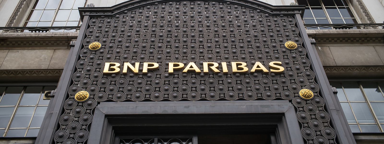 Der Schriftzug der französischen Bank BNP Paribas an einem Gebäude der Bank in Paris.