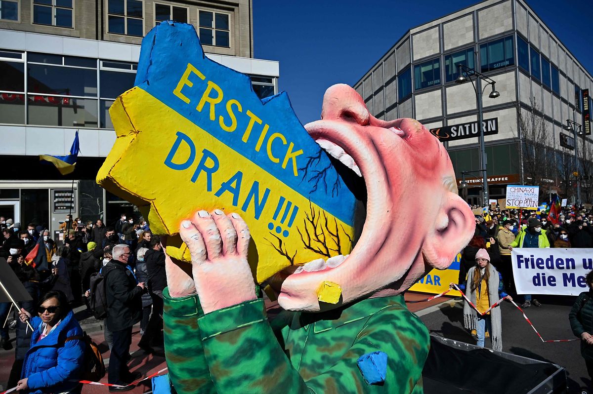 Une manifestation à Berlin avec un Poutine en papier mâché en train d'avaler l'Ukraine.