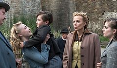 Selbst bekannte Namen wie Katja Riemann (2.v.r.) können die Schwächen des Drehbuchs nicht ausbügeln.