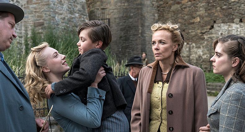 Selbst bekannte Namen wie Katja Riemann (2.v.r.) können die Schwächen des Drehbuchs nicht ausbügeln.