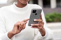 HANDOUT - 14.07.2020, ---: Eine Frau hält ein Pixel-Smartphone von Google in den Händen. Für die Pixel-Smartphones von Google hat das 5G-Zeitalter begonnen. Der Internetkonzern kündigte am Mittwoch (30.09.2020) in einem Online-Event aus Mountain View den Sprung in die fünfte Mobilfunkgeneration für das neue Pixel 5 sowie eine Neuauflage des Pixel 4a an. Google setzt beim Pixel 5 in diesem Jahr nicht auf den Flaggschiff-Chip von Qualcomm, sondern verwendet den Snapdragon 765G, der über ein integriertes 5G-Modem verfügt. Foto: Google/dpa - ACHTUNG: Nur zur redaktionellen Verwendung im Zusammenhang mit einer Berichterstattung über Pixel-Smartphones von Google und nur mit vollständiger Nennung des vorstehenden Credits +++ dpa-Bildfunk +++