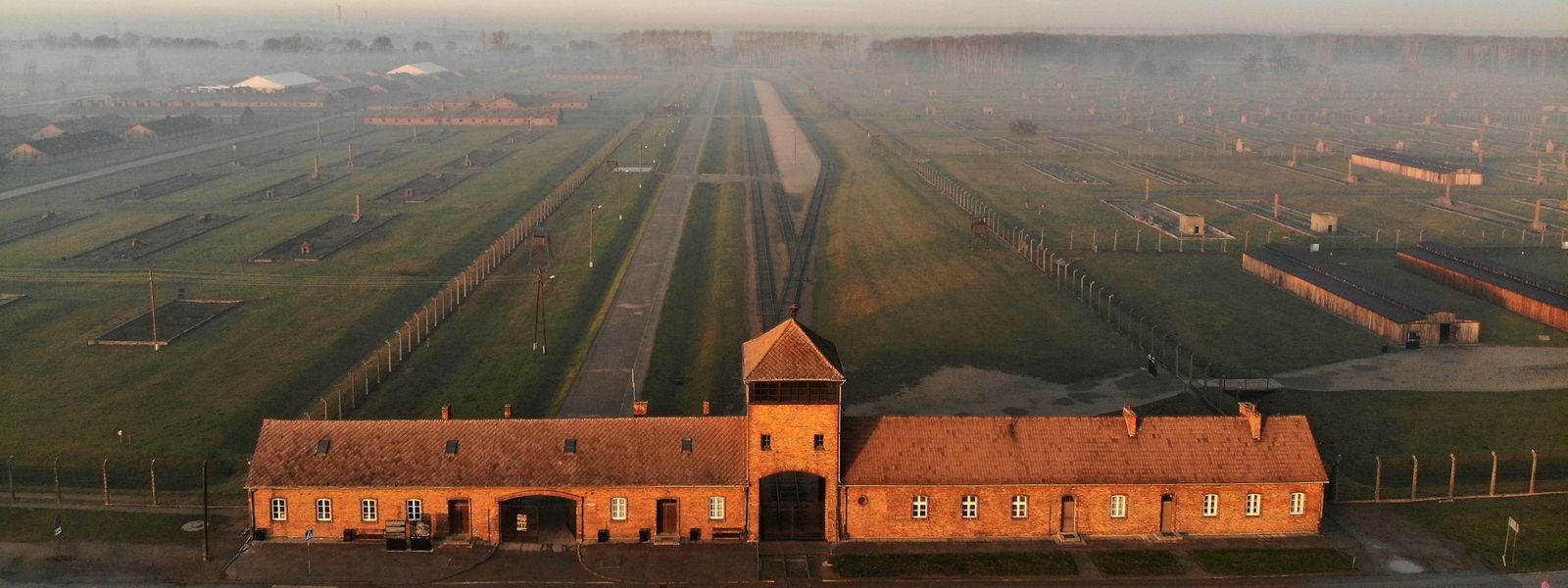Der Eingang zum Vernichtungslager Auschwitz. 
