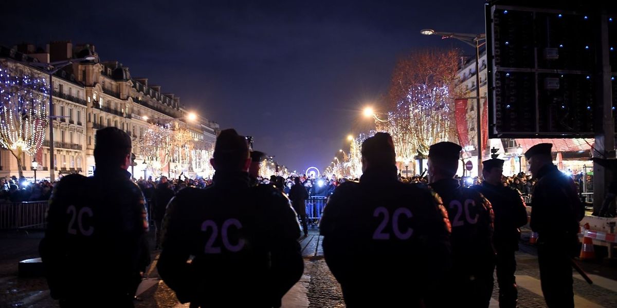 Landesweit waren in Frankreich 99 000 Polizisten und Soldaten zum Schutz der Silvesterfeierlichkeiten im Einsatz.