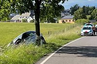 Das Fahrzeug war aus ungeklärten Gründen von der Fahrbahn abgekommen und mit einem Baum kollidiert.