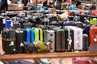 Koffer, Taschen und Kinderwagen stehen in der Gepäckausgabe des Airports und finden erst nach Tagen ihre Besitzer.