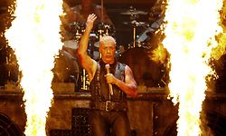 Till Lindemann, Sänger der Band Rammstein, steht beim Wacken Open-Air Festival (WOA) auf der Bühne.
