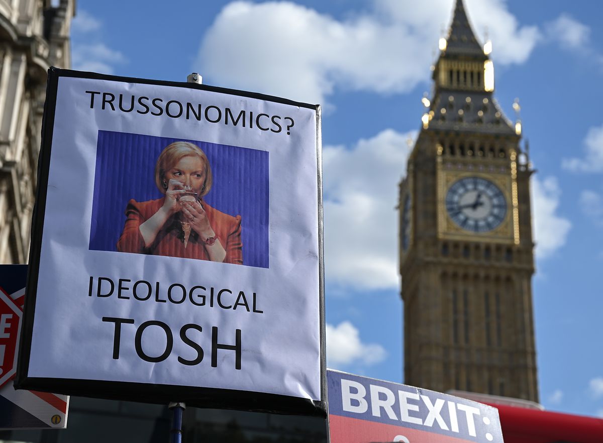 Als "Ideologischer Unfug" bezeichnen Demonstranten in London die Wirtschaftspolitik der britischen Premierministerin.