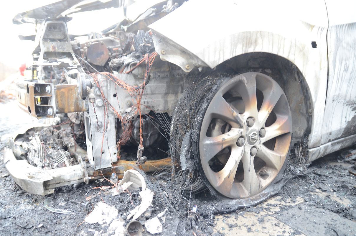 Zwei Autos brannten vollständig aus, zwei weitere wurden schwer beschädigt und sind als Totalschaden anzusehen.