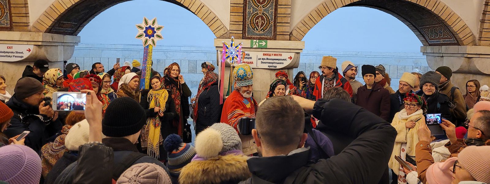 In der Metro sind am ersten Weihnachtstag Hunderte Einwohnerinnen und Einwohner von Kiew zusammengekommen, um Weihnachtslieder zu singen.