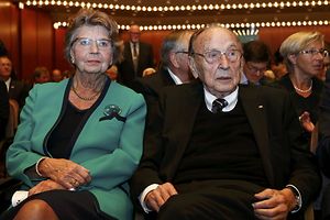 Hans-Dietrich Genscher en octobre 2015 avec son épouse Barbara lors d'une cérémonie à Francfort (Allemagne).