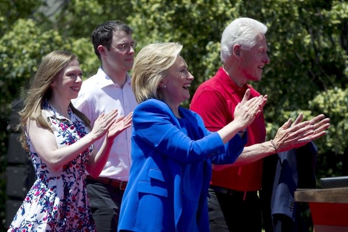Chelsea Clinton (l.) und ihr Ehemann Marc Mezvinsky unterstützen wie Bill Clinton (r.) die Kandidatur von Hillary. 