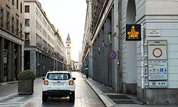 HANDOUT - Zum Themendienst-Bericht von Thomas Geiger vom 10. November 2020: Feldversuch: Dieser Jeep schaltet automatisch auf E-Betrieb um, sobald er eine gewisse Zone in der Stadt erreicht hat. Foto: FCA Group/dpa-tmn - ACHTUNG: Nur zur redaktionellen Verwendung im Zusammenhang mit dem genannten Text und nur bei vollständiger Nennung des vorstehenden Credits - Honorarfrei nur für Bezieher des dpa-Themendienstes +++ dpa-Themendienst +++