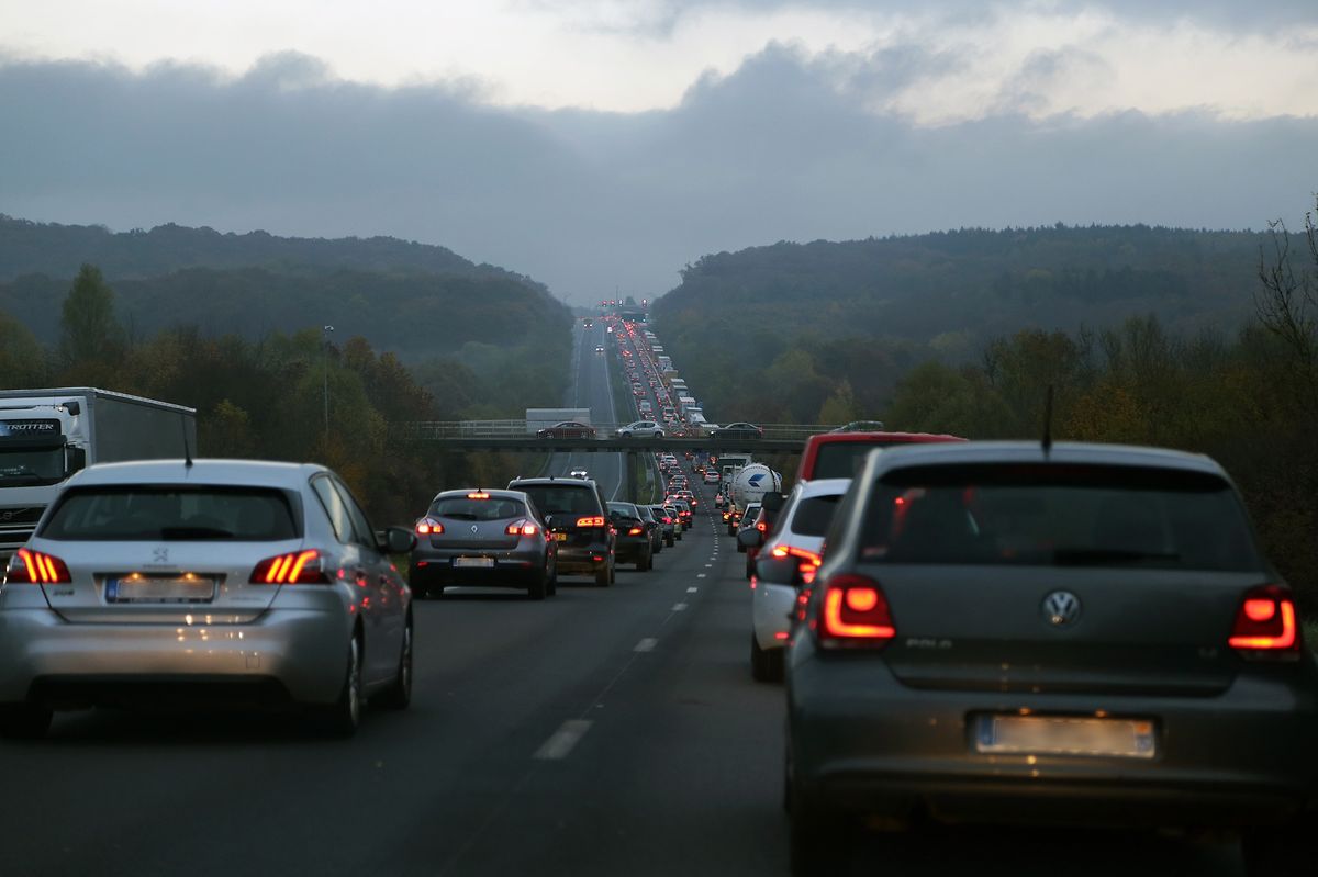 Mardi 8 novembre, 7h50 : ceux qui ont tenté de passer par Zoufftgen et Dudelange sont eux aussi bloqués, sur le pont.