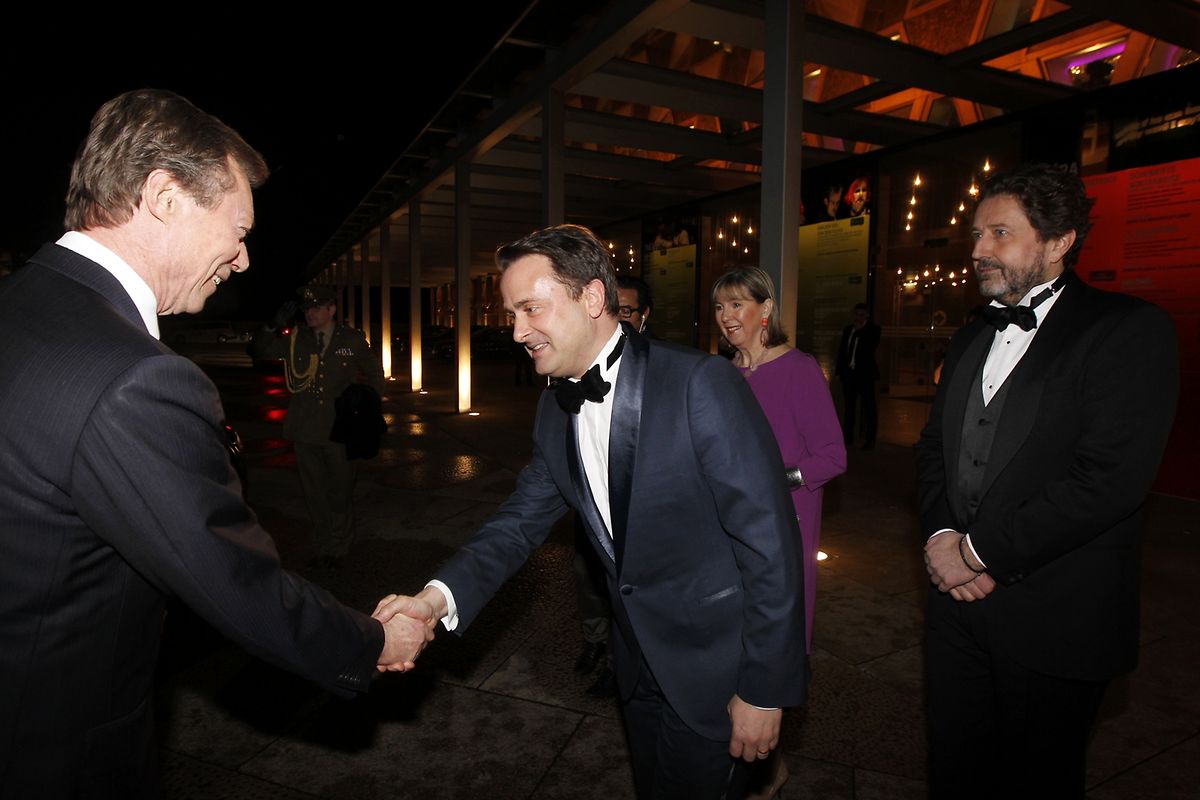 Grossherzog Henri wird von Premier-, Kultur- und Medienminister Xavier Bettel begrüsst.