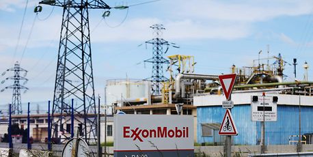 Exxon, Chevron shareholders reject toughening climate goals - Vimarsana News
