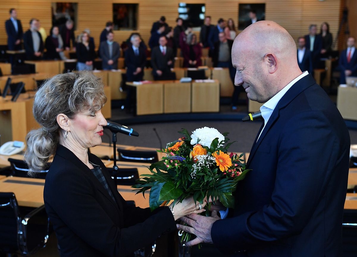 Birgit Keller (Die Linke), Landtagspräsidentin, von Thüringen, gratuliert Thomas Kemmerich, Fraktionsvorsitzender der FDP, nach der Wahl zum neuen Ministerpräsidenten von Thüringen.