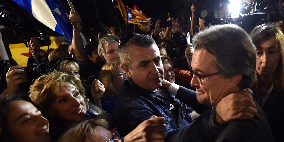 Der katalanische Ministerpräsident Artur Mas feiert mit den Separatisten.
