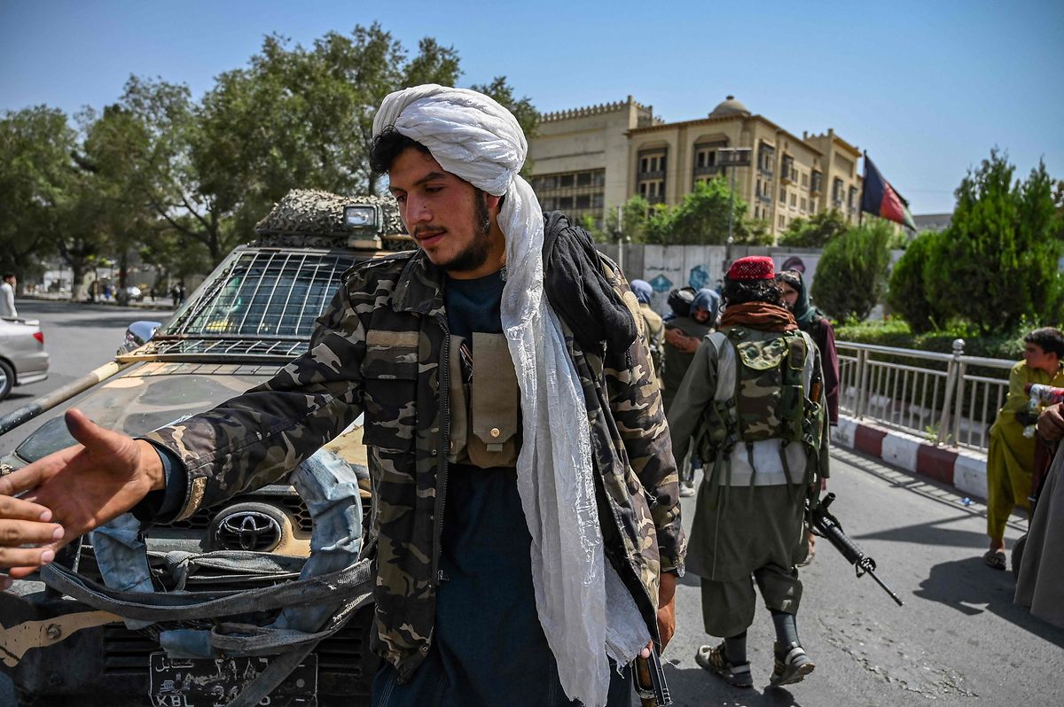 Taliban-Kämpfer kontrollieren die Straßen.